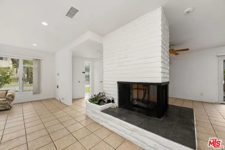 5917 S Le Doux Road, Los Angeles, California 90056