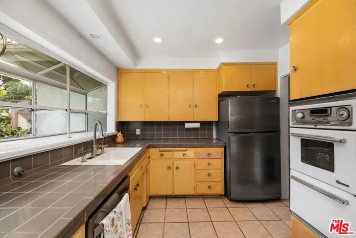 5917 S Le Doux Road, Los Angeles, California 90056