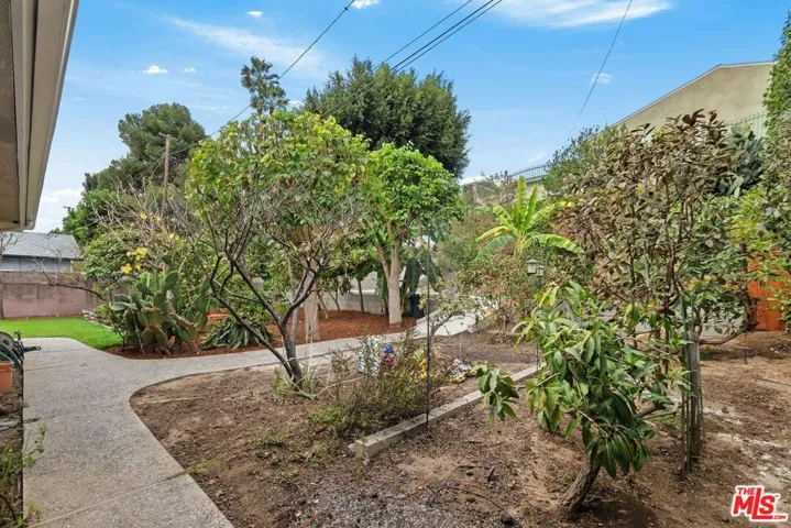5917 S Le Doux Road, Los Angeles, California 90056