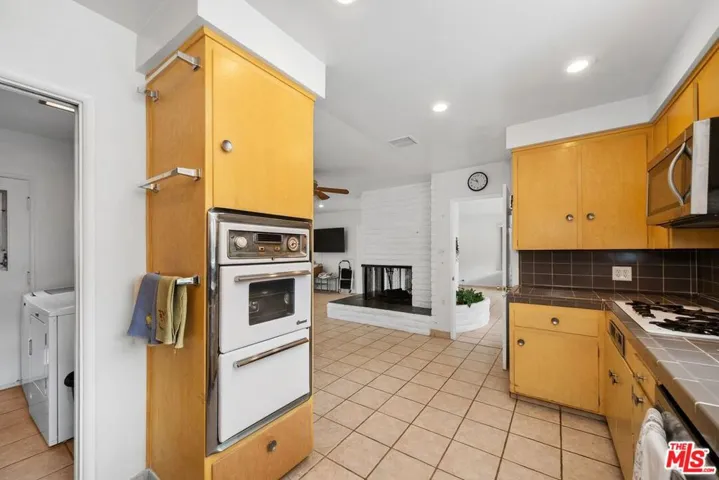 5917 S Le Doux Road, Los Angeles, California 90056
