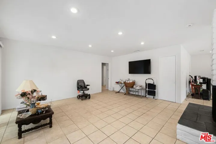 5917 S Le Doux Road, Los Angeles, California 90056