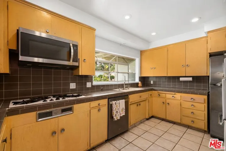 5917 S Le Doux Road, Los Angeles, California 90056