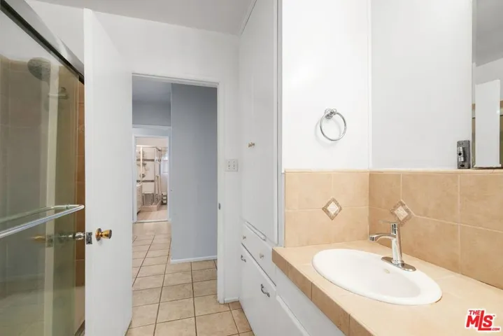 5917 S Le Doux Road, Los Angeles, California 90056