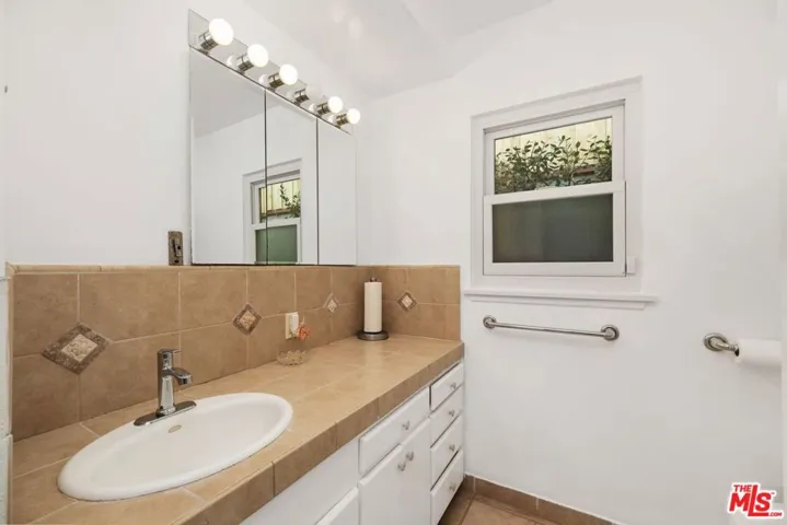 5917 S Le Doux Road, Los Angeles, California 90056
