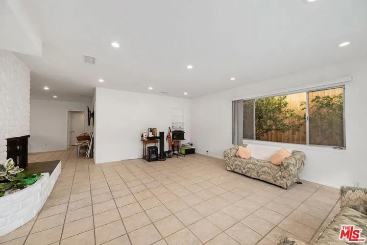 5917 S Le Doux Road, Los Angeles, California 90056