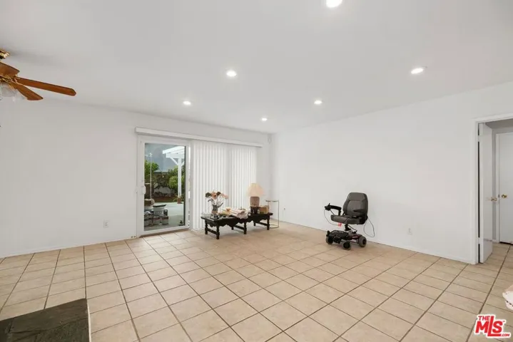 5917 S Le Doux Road, Los Angeles, California 90056