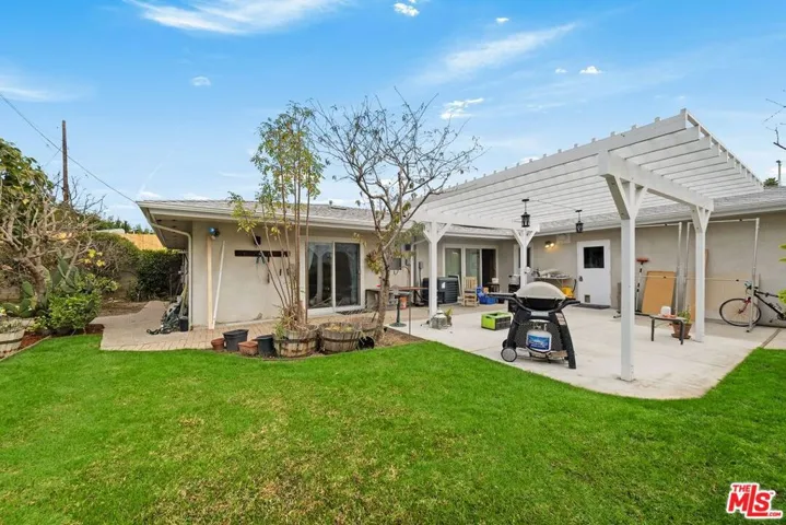 5917 S Le Doux Road, Los Angeles, California 90056