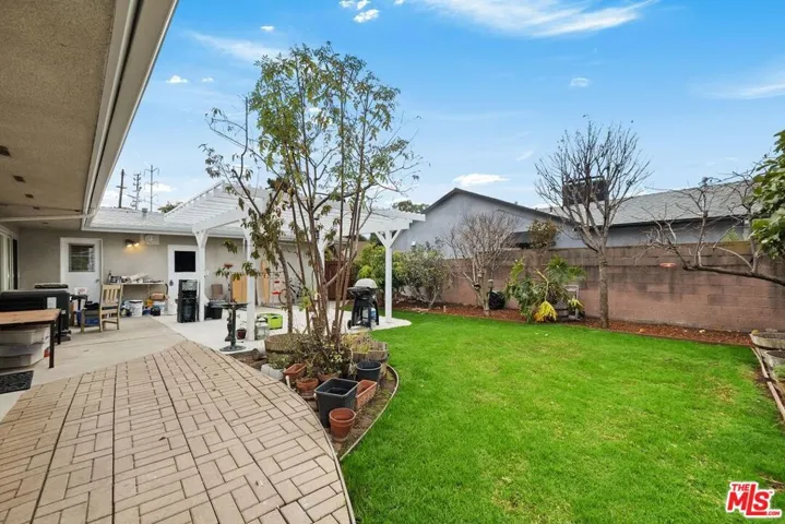 5917 S Le Doux Road, Los Angeles, California 90056
