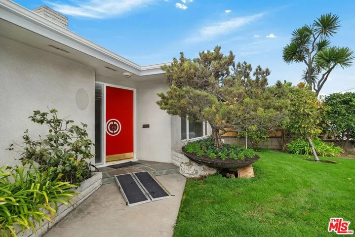 5917 S Le Doux Road, Los Angeles, California 90056