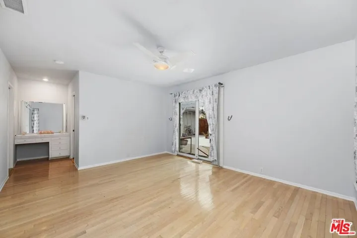 5917 S Le Doux Road, Los Angeles, California 90056