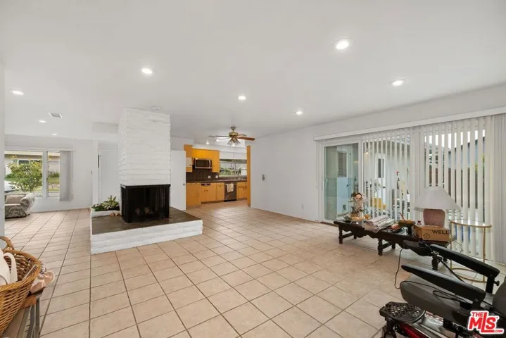 5917 S Le Doux Road, Los Angeles, California 90056