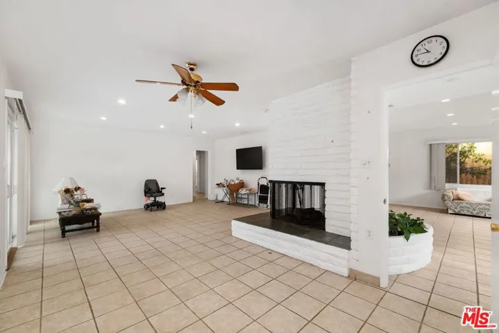 5917 S Le Doux Road, Los Angeles, California 90056