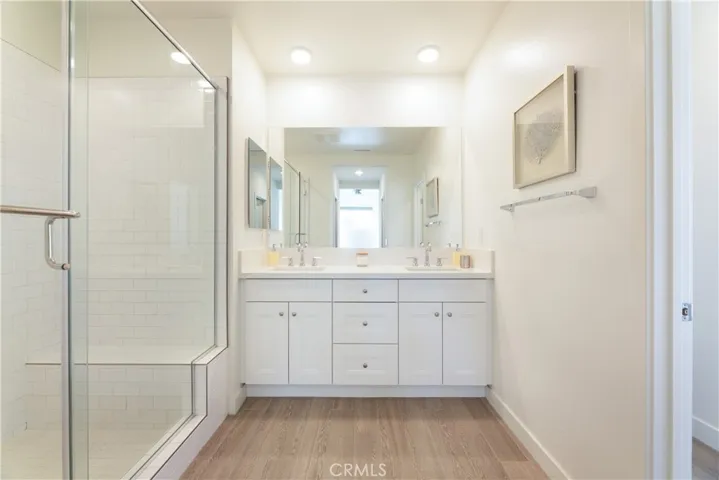 Primary bath, en-suite.