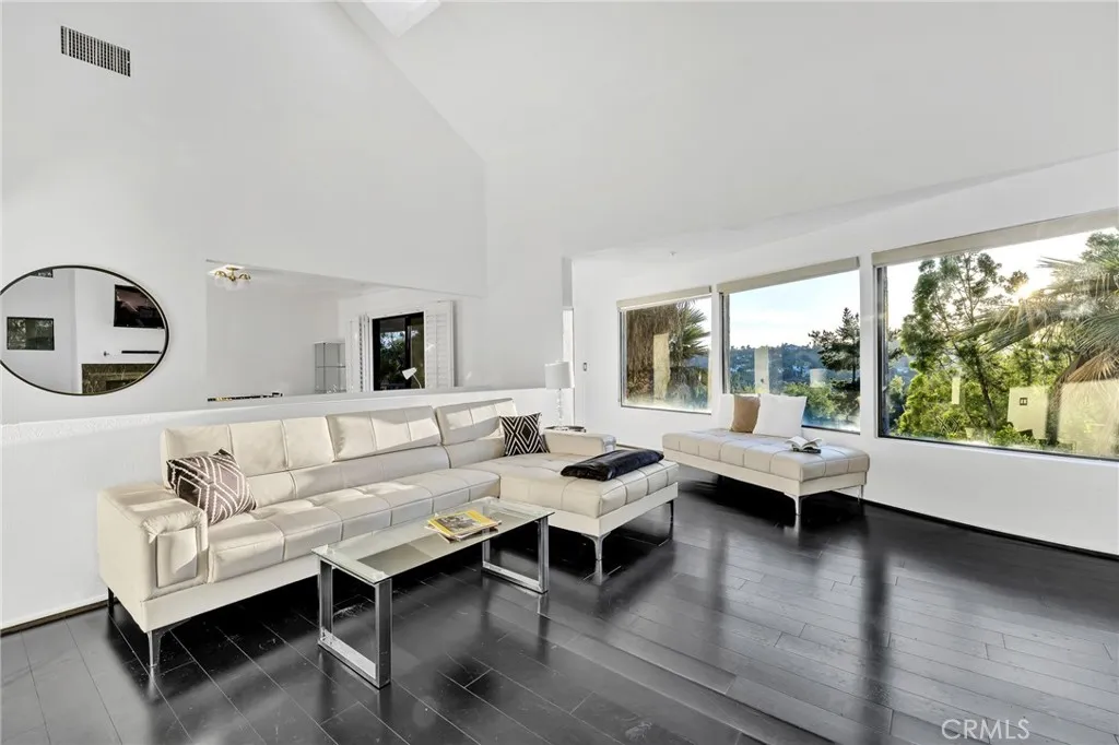 4939 Medina Drive, Woodland Hills, California 91364 home-pic-3