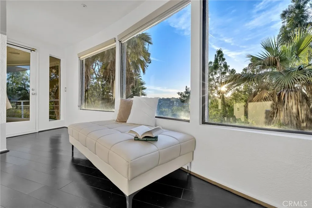 4939 Medina Drive, Woodland Hills, California 91364 home-pic-7