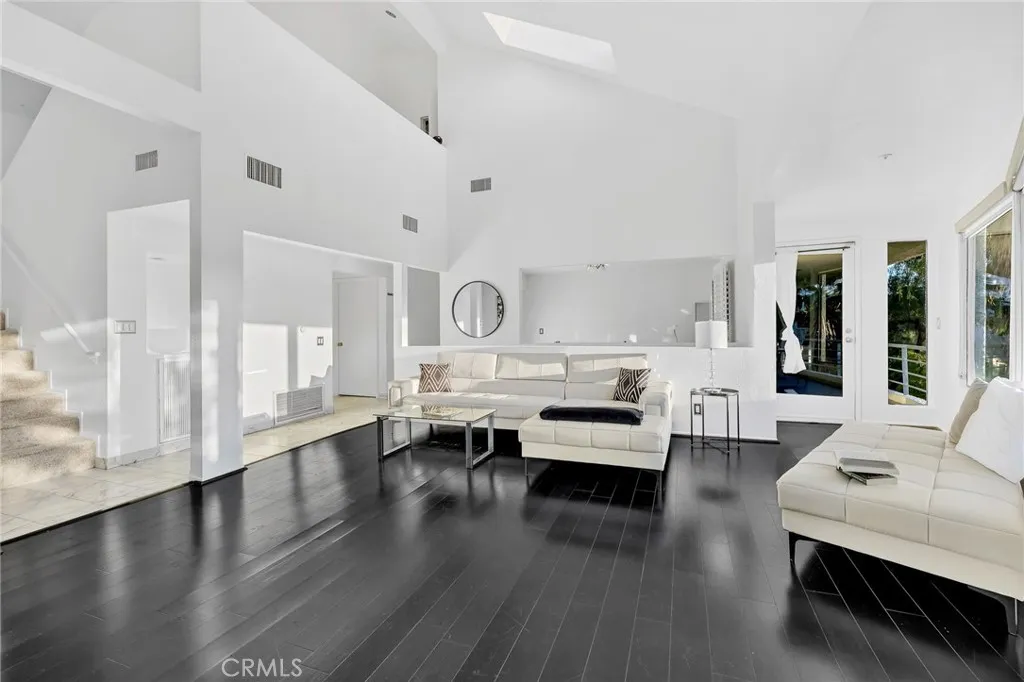 4939 Medina Drive, Woodland Hills, California 91364 home-pic-5