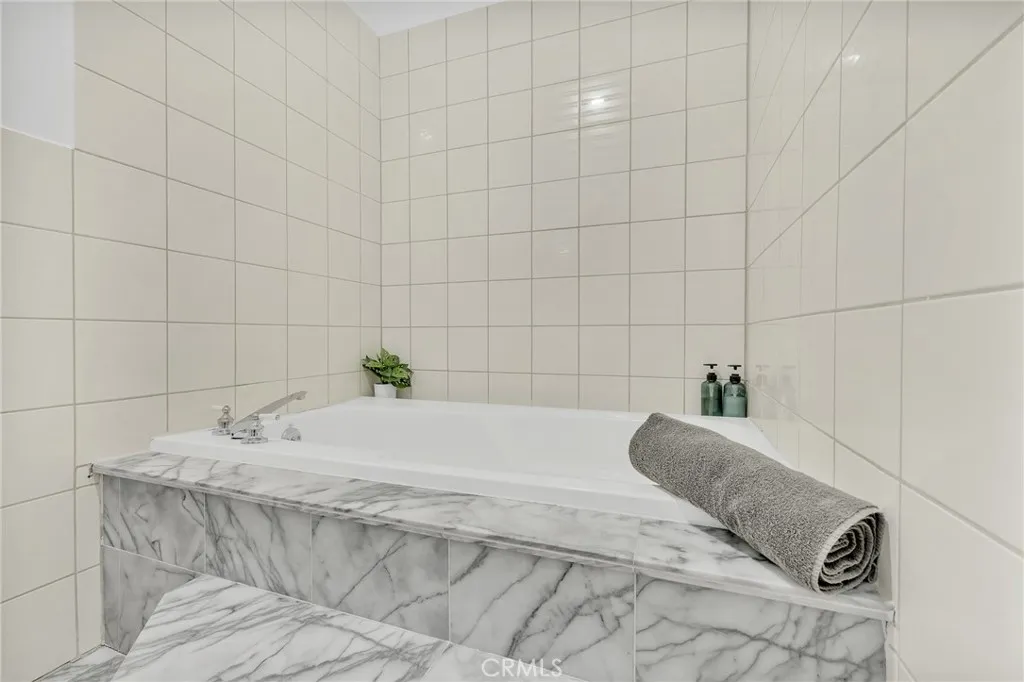4939 Medina Drive, Woodland Hills, California 91364 home-pic-24