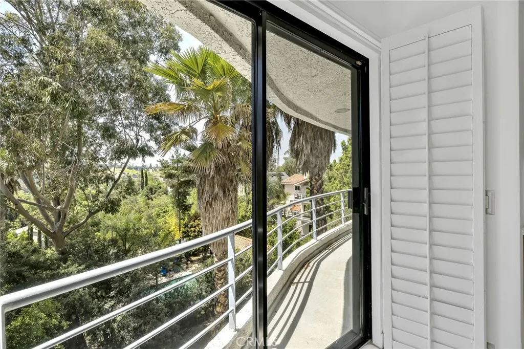 4939 Medina Drive, Woodland Hills, California 91364 home-pic-16