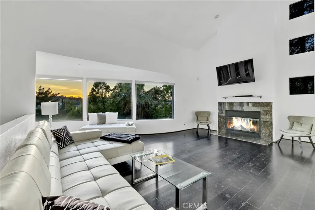 4939 Medina Drive, Woodland Hills, California 91364 home-pic-6
