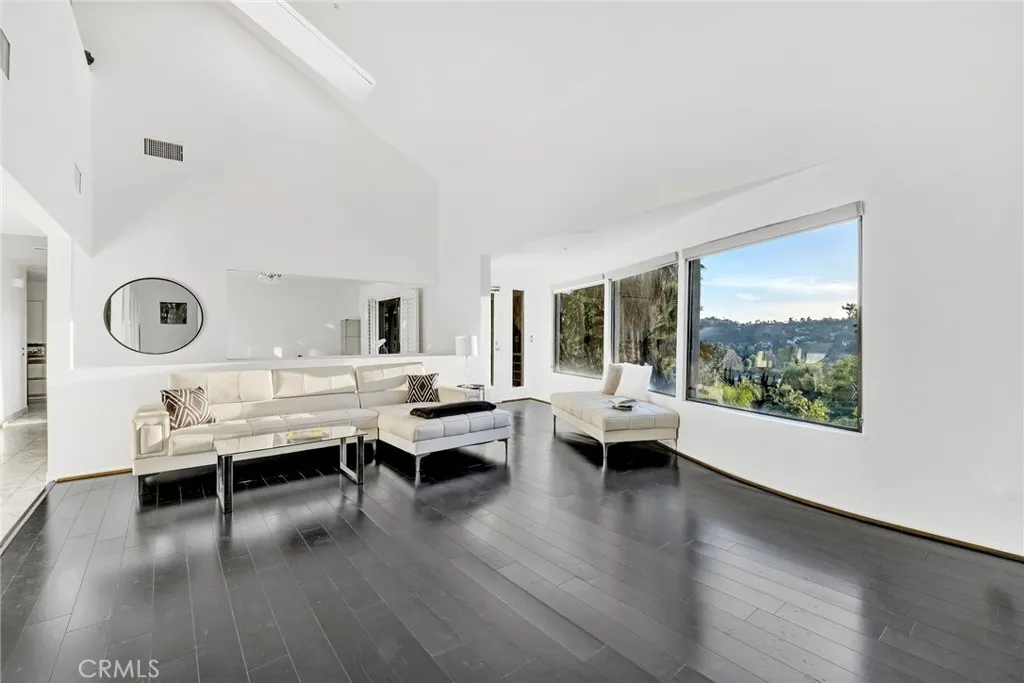 4939 Medina Drive, Woodland Hills, California 91364 home-pic-2