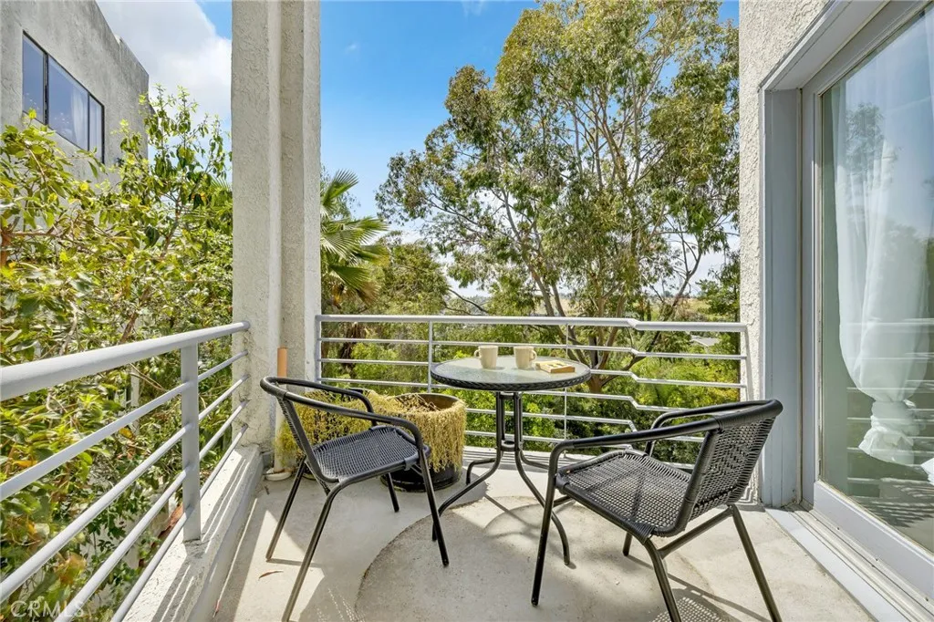 4939 Medina Drive, Woodland Hills, California 91364 home-pic-17