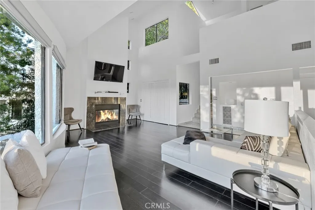 4939 Medina Drive, Woodland Hills, California 91364 home-pic-4
