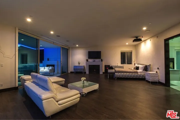 6447 Weidlake Drive, Los Angeles, California 90068
