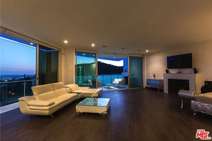 6447 Weidlake Drive, Los Angeles, California 90068