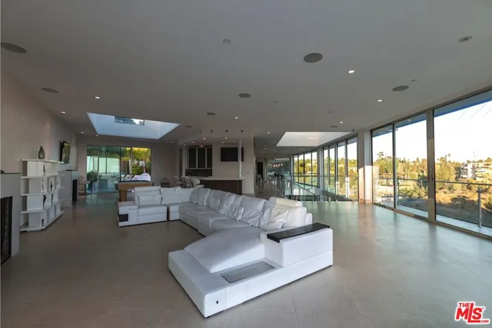 6447 Weidlake Drive, Los Angeles, California 90068
