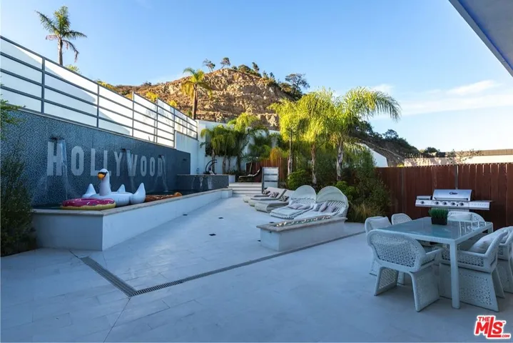 6447 Weidlake Drive, Los Angeles, California 90068