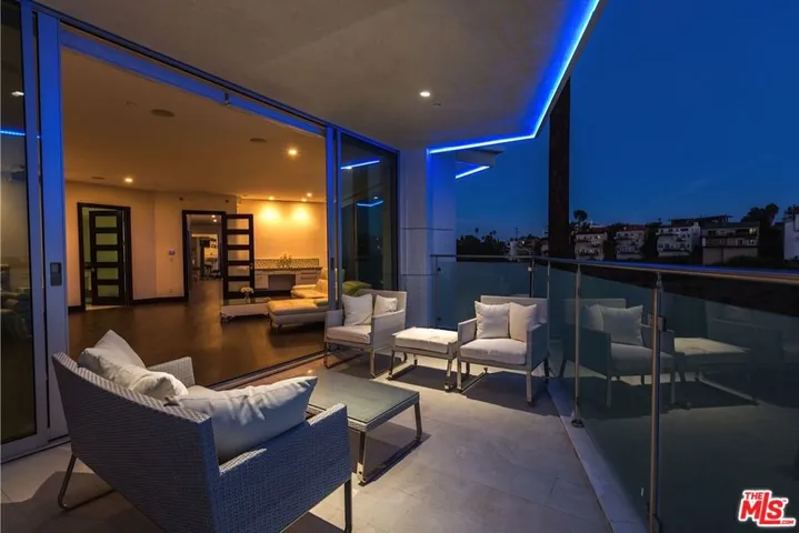 6447 Weidlake Drive, Los Angeles, California 90068