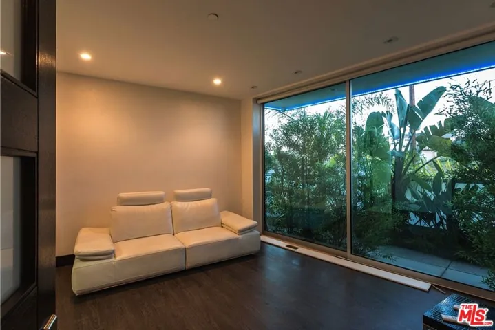 6447 Weidlake Drive, Los Angeles, California 90068