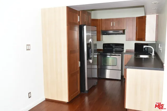 15248 Dickens Street 301, Sherman Oaks, California 91403
