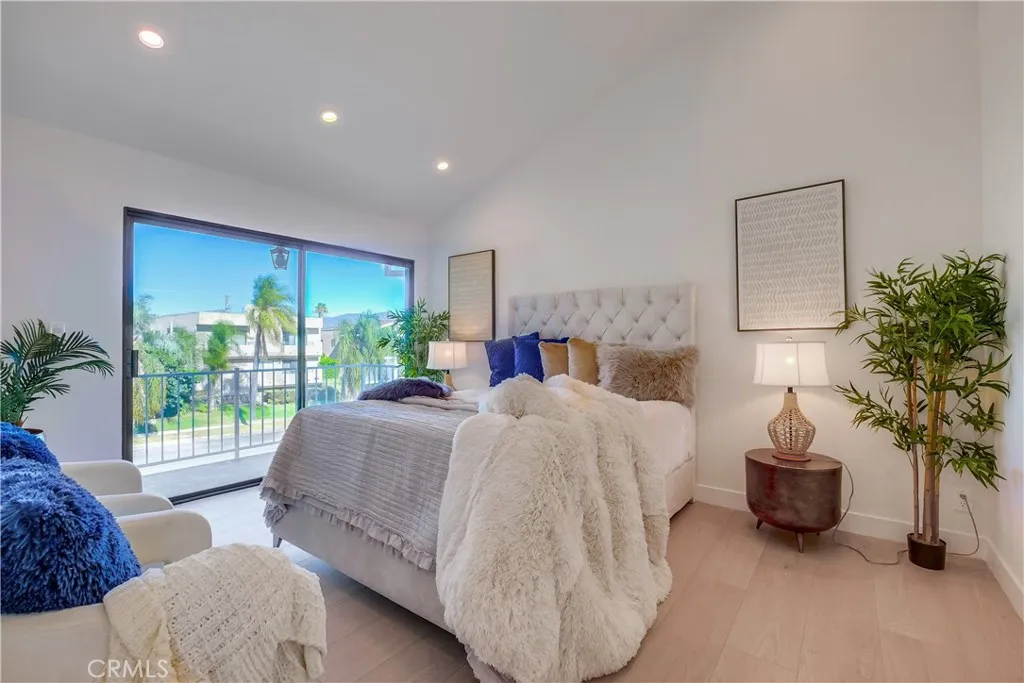 17230 Chatsworth Street 1, Granada Hills, California 91344 home-pic-2