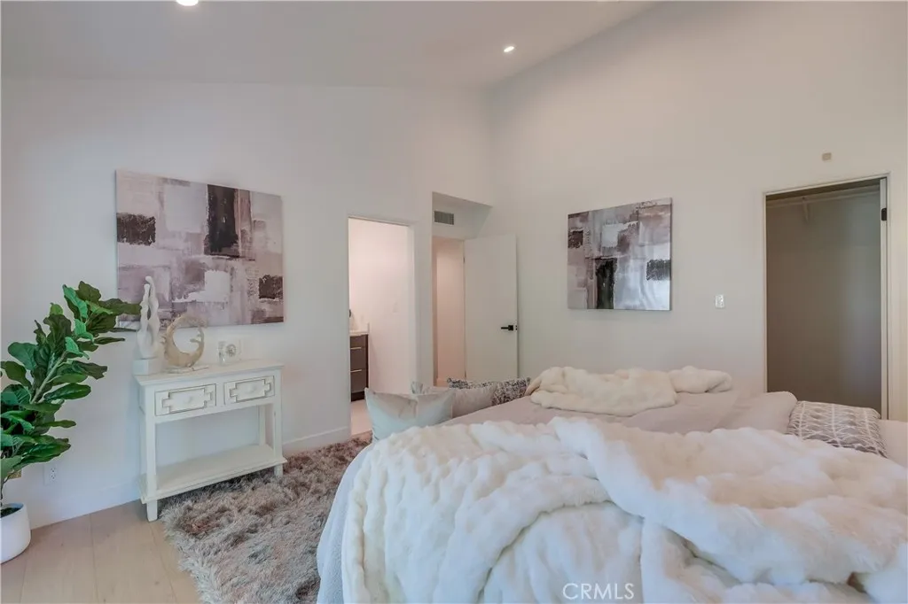 17230 Chatsworth Street 1, Granada Hills, California 91344 home-pic-3