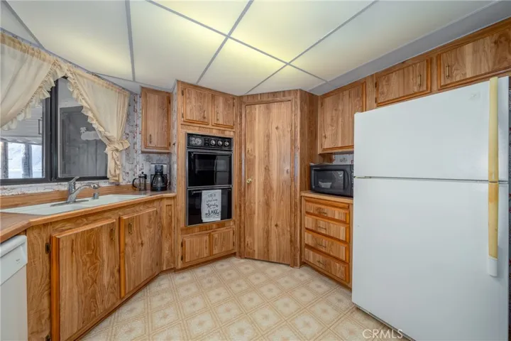 11442 Lakeshore Drive, Clearlake, California 95422