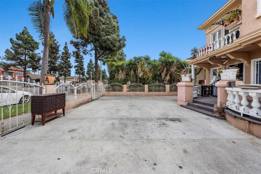 1236 W Martin Luther King Jr Boulevard, Los Angeles, California 90037 home-pic-3