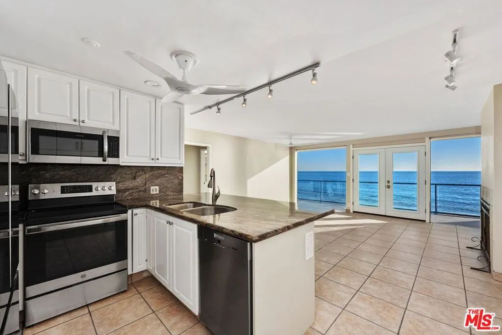 20006 Pacific Coast Highway B, Malibu, California 90265, 2 Bedrooms Bedrooms, ,2 BathroomsBathrooms,Residential Lease,For Rent,Pacific Coast,24473267