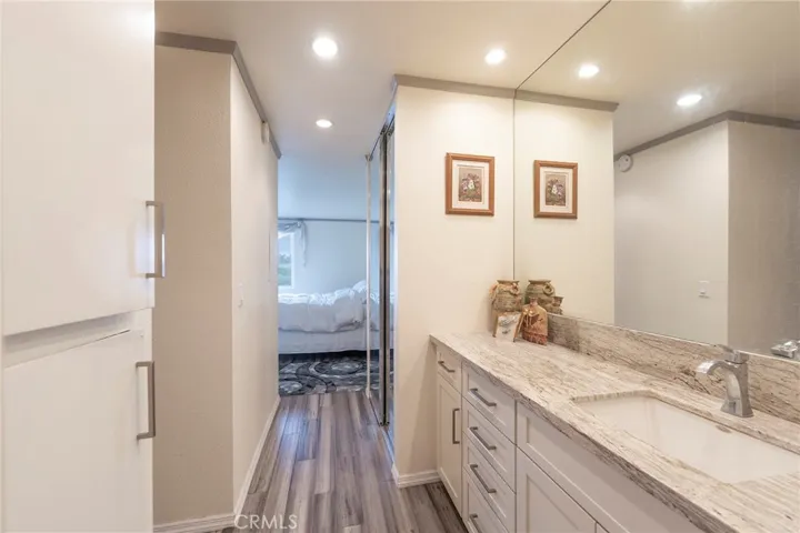 Bath dressing area to the bedroom