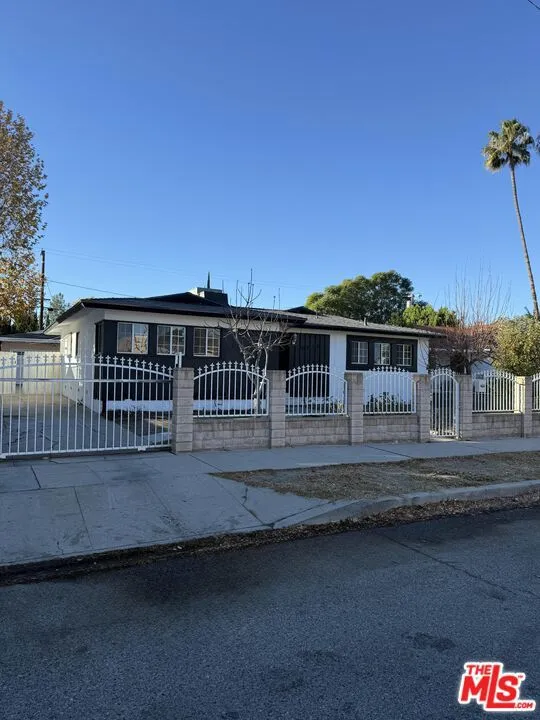 19216 Calvert Street, Tarzana, California 91335, 4 Bedrooms Bedrooms, ,3 BathroomsBathrooms,Residential Lease,For Rent,Calvert,24473633
