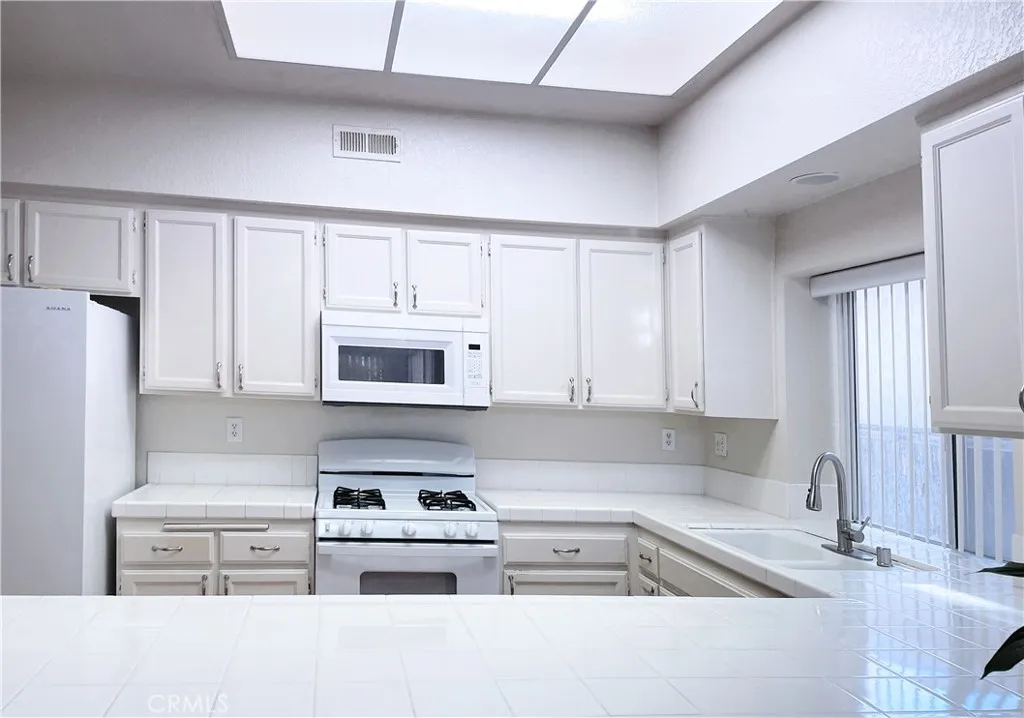 27471 Senna Court, Temecula, California 92591 home-pic-6