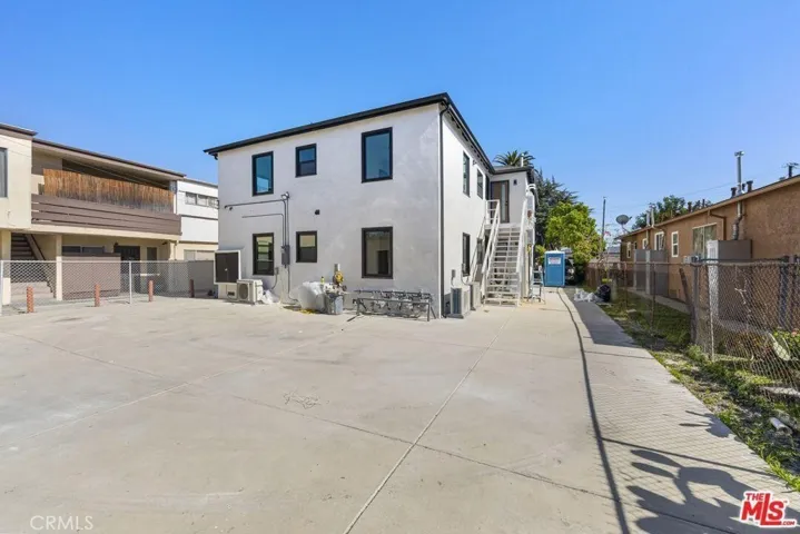 2625 Chariton Street, Los Angeles, California 90034