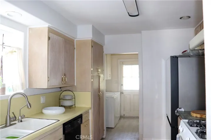 15811 Marlin Place, Lake Balboa, California 91406