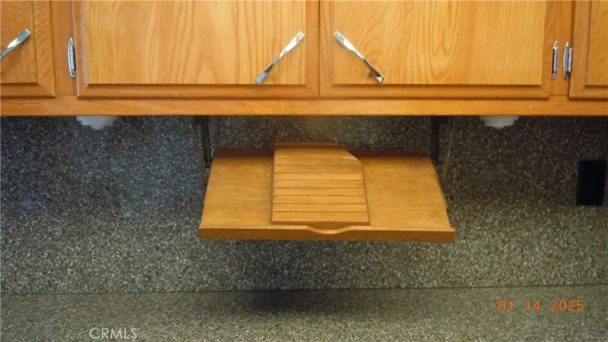 Pull-down knife board,