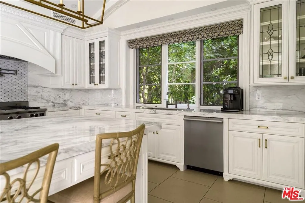 813 N Alpine Drive, Beverly Hills, California 90210 home-pic-13