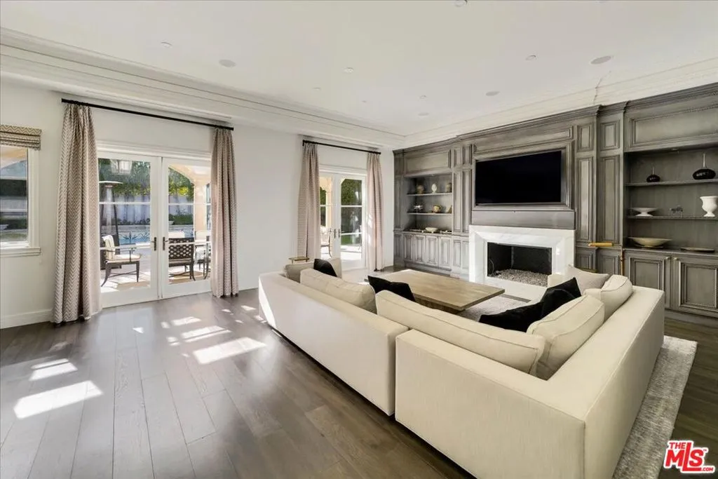 813 N Alpine Drive, Beverly Hills, California 90210 home-pic-17
