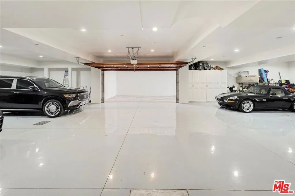 813 N Alpine Drive, Beverly Hills, California 90210 home-pic-24