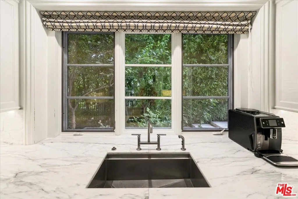 813 N Alpine Drive, Beverly Hills, California 90210 home-pic-12