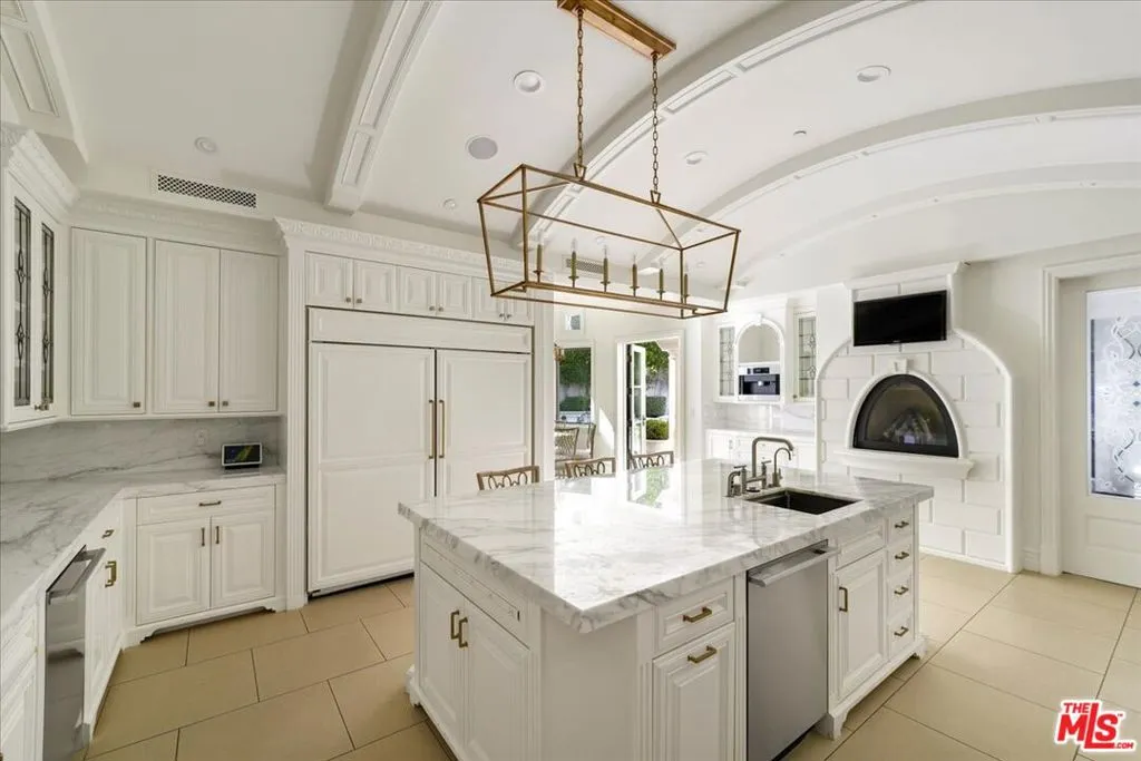 813 N Alpine Drive, Beverly Hills, California 90210 home-pic-15