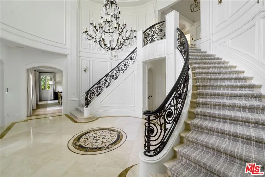 813 N Alpine Drive, Beverly Hills, California 90210 home-pic-2